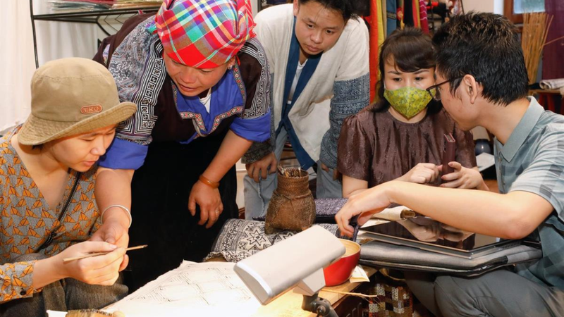 Vẽ sáp ong và nhuộm chàm (3)
